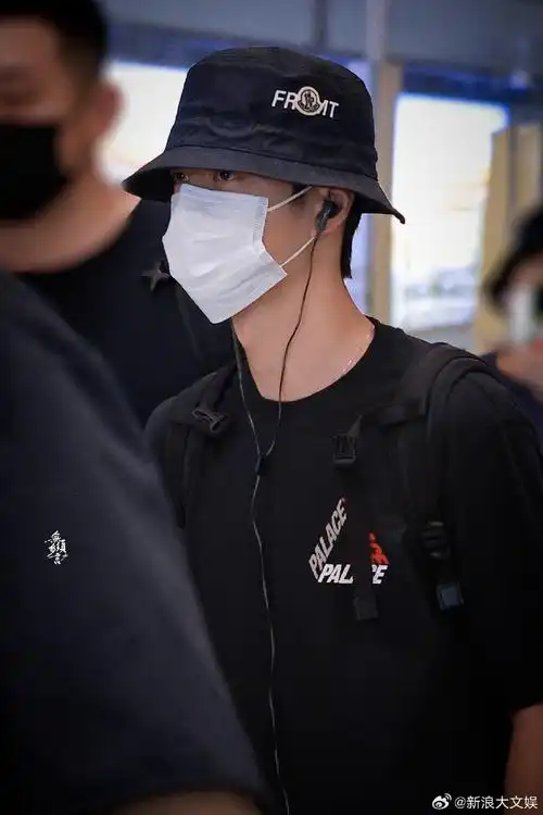 王一博出发泰国机场路透##王一博将出席热烈泰国路演