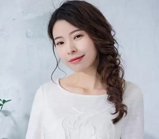 女生中长头发烟花烫发型 不挑脸型又好看烫发