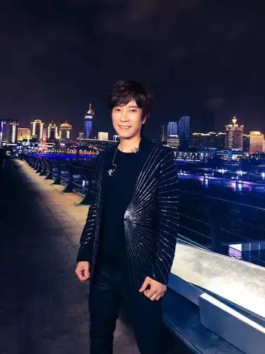 邰正宵燃情献唱央视《最佳时刻》零距离粉丝互动助力世界杯_手机搜狐