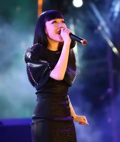 "资本弃子"吴莫愁,一张海报吓哭小孩,消失3年回归却一轮游_哈林_观众