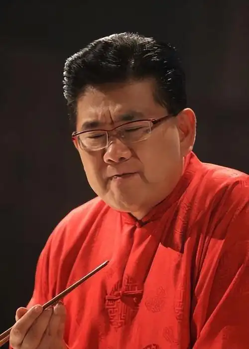 曹可凡成为了2023年网络热议的焦点,他因为一个名为"九转大肠"的梗而