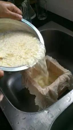 p>自制卤水老豆腐是用黄豆,盐卤,水制作而成的食品. /p>