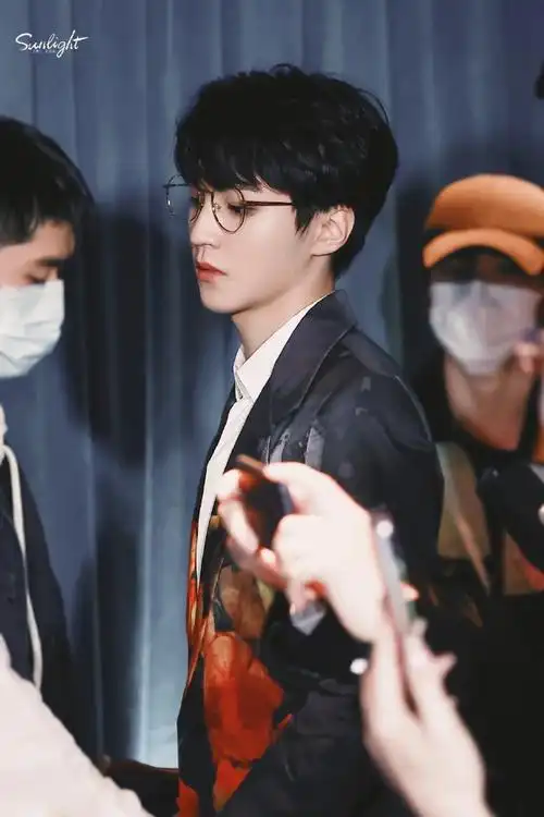 王俊凯金丝眼镜