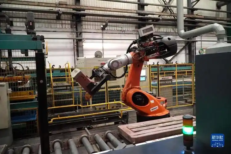 潍柴(潍坊)材料成型制造中心的生产车间,一台机械手在工作(9月19日摄)
