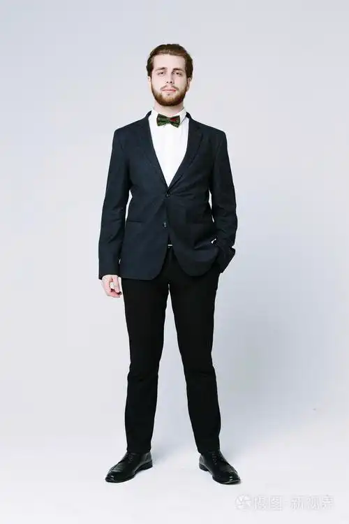 穿着西装的英俊男人照片-正版商用图片0adbaq-摄图新视界