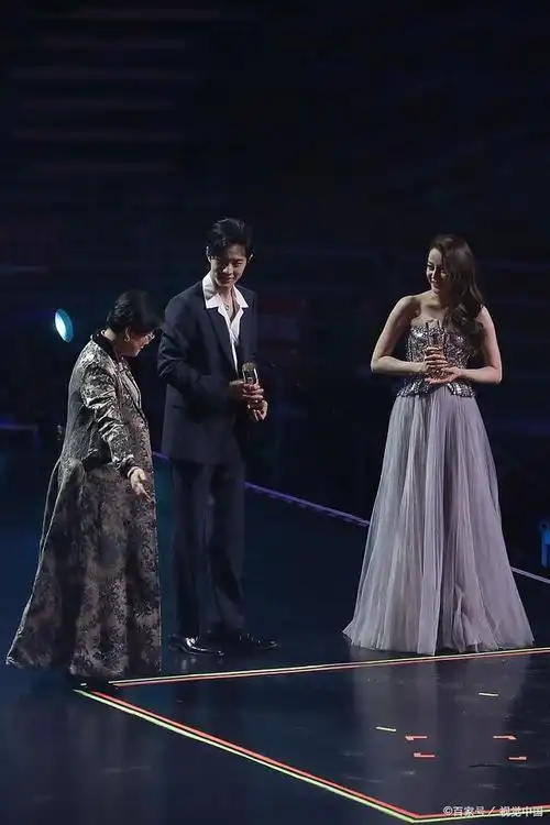 肖战迪丽热巴或将合作古装剧《风月不相关》,期待两位顶流合作