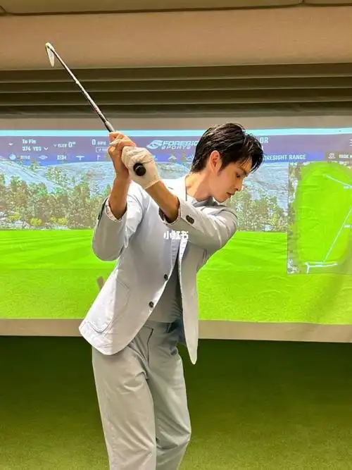 为你逆光而来曹佑宁穿西装打高尔夫球更配