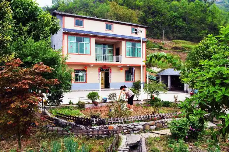 綦江区赶水镇:以庭院"小美"绘就乡村"大美"_村民_花草_农家
