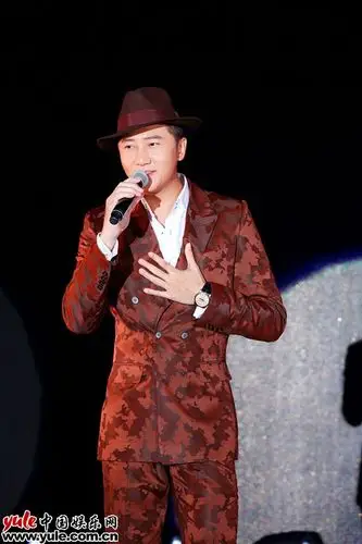 关喆献歌澳门国际电影节 现场遇到"相似"兄弟引热议