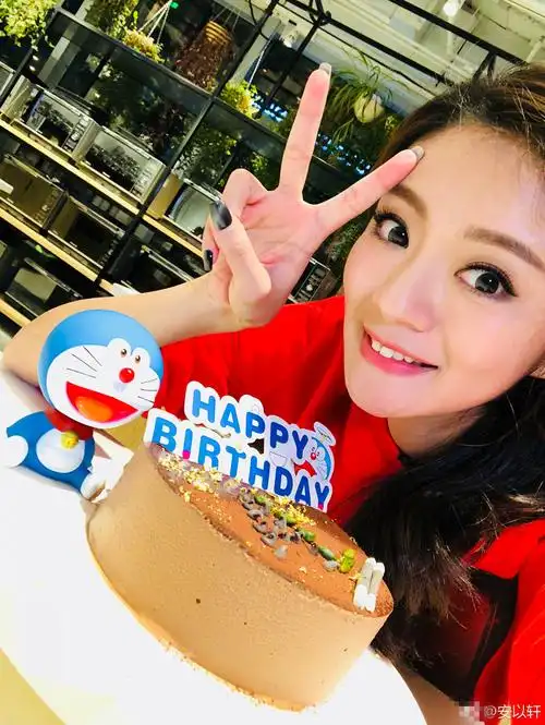 11月13日是安以轩老公陈荣炼的生日,在北京忙工作的安以轩早早的准备