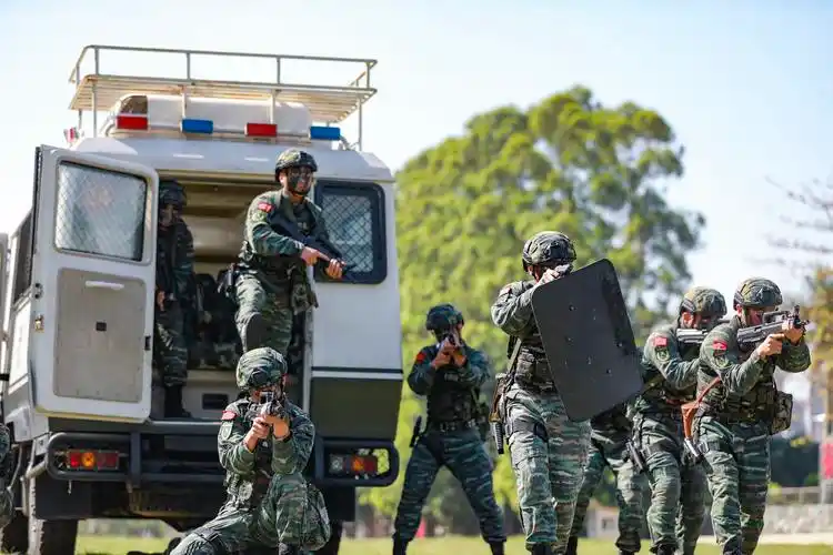 广西南宁武警特战队员开展实战化反恐综合演练