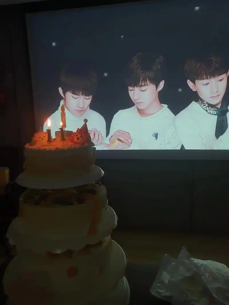 十年很短,一眨眼就溜走了,十年又很长,长到抹去了青涩,增添了成熟