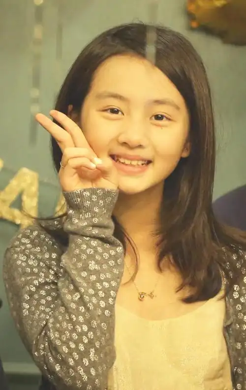 一家五口也算圆满,现在大女儿黄多多身材高挑,身高已经快赶上孙莉了