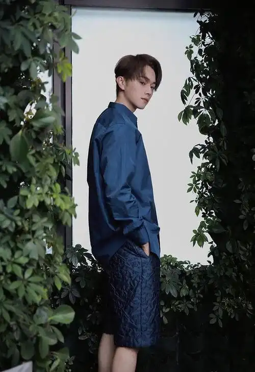 许凯自曝植发了,对比还挺明显的,天天戴假发套是演员都得植发|模特