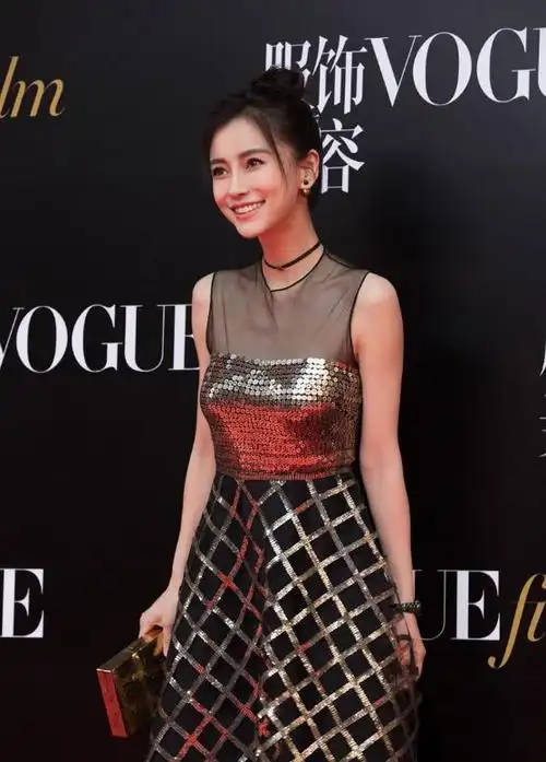 杨颖身穿亮片镂空礼服完美身材一览无余笑容甜美优雅迷人
