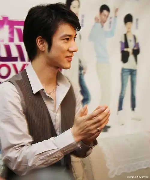 王力宏现身朋友婚礼现场献唱,脸黑长发憔悴不堪,粉丝:要退圈?