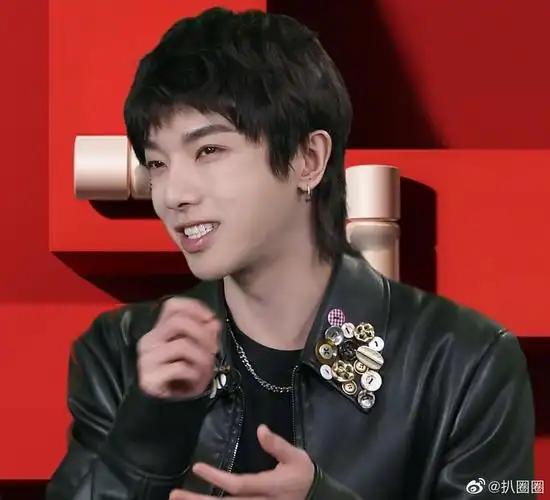 华晨宇直播截图今晚直播中华晨宇黑色短发造型现身