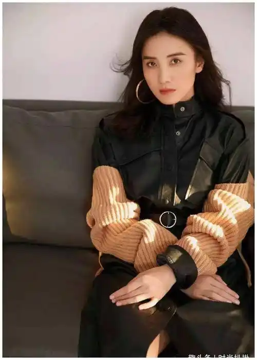 宋佳秋冬新时尚出炉皮衣混毛衣西装搭赤脚慵懒霸气融为一体