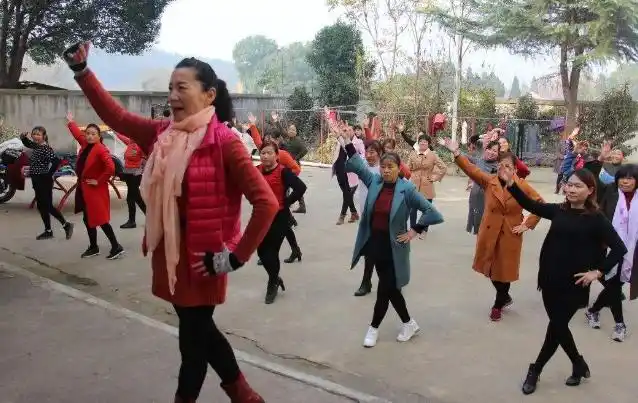 广场舞从农村跳到城市,多少家庭被跳伞,也跳出不少"新家庭"