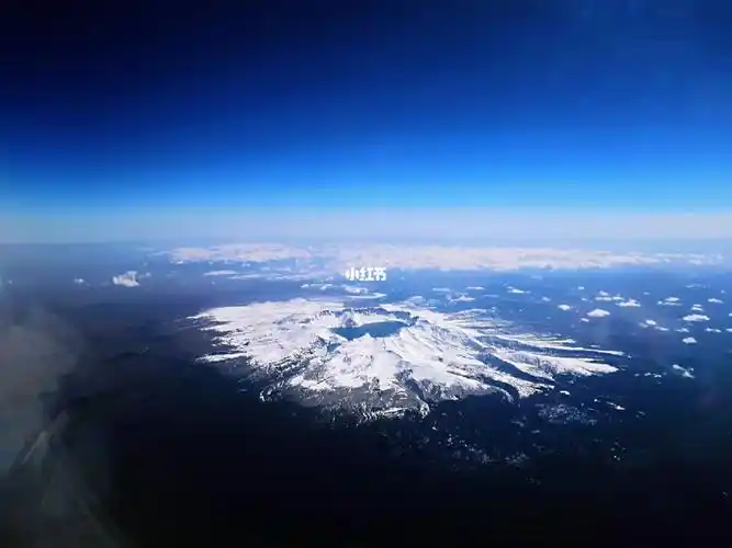 万米高空的视角冰雪中的长白山天池全貌