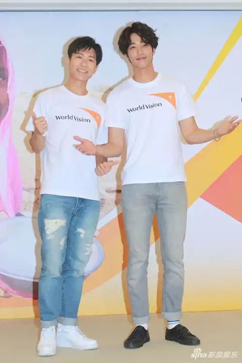 刘以豪爱裸体露营乐当背包客韦礼安笑喊背我