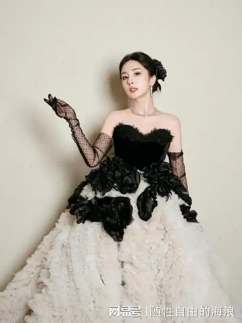 杨幂gq造型揭秘,高定裙子上掉下来黑玫瑰造成出圈造型惊艳全场