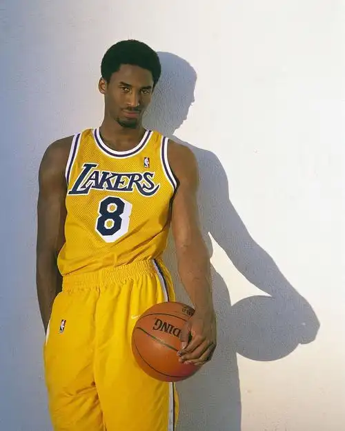 看到了三张科比年轻时的照片,这眼神,绝了!