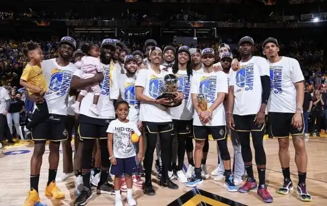 nba晚报:媒体晒勇士全家福,米克斯自荐湖人,詹皇评价骑士旧照