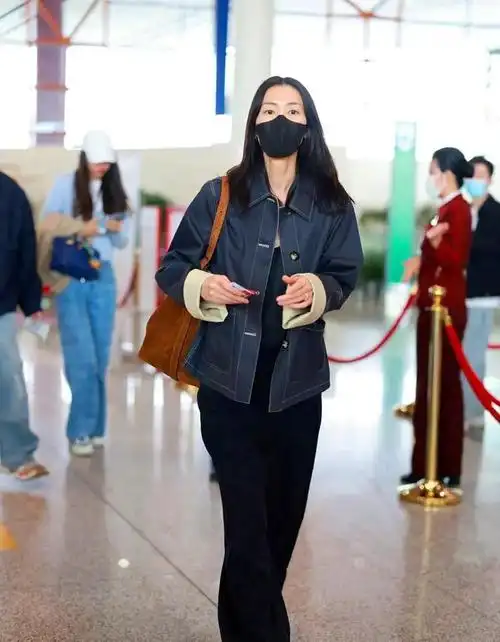 超模刘雯的机场街拍,这也太美了,又美又飒!