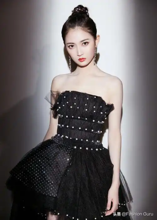陈钰琪黑色珍珠纱裙亮相星光大赏
