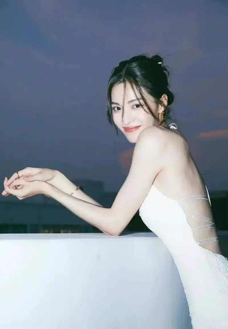 28岁钟楚曦近照瘦成纸片人!小腿凹陷骨头突出,手臂肌肉太抢镜