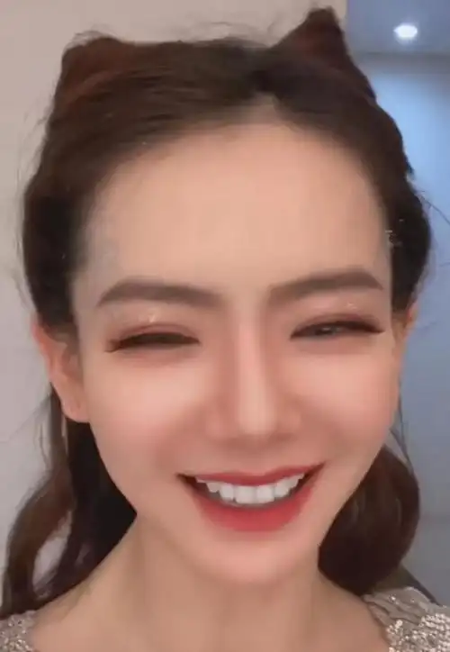 戚薇的钻石牙太闪亮了白的没有一丝瑕疵笑起来心都醉了