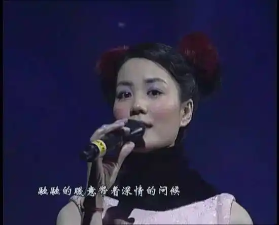 出现了当初那英和王菲合唱的经典歌曲《相约九八》,可在这一段的镜头