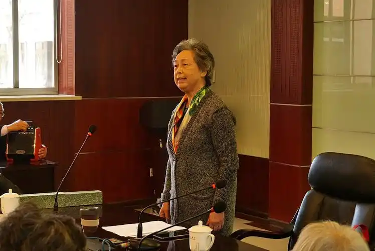 师大外宾楼前鲜花盛开芳草萋萋迎接予科学子毕业55年聚会