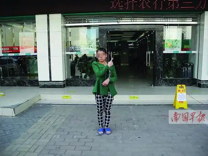 一名女嫌犯到南宁市友爱路指认现场.