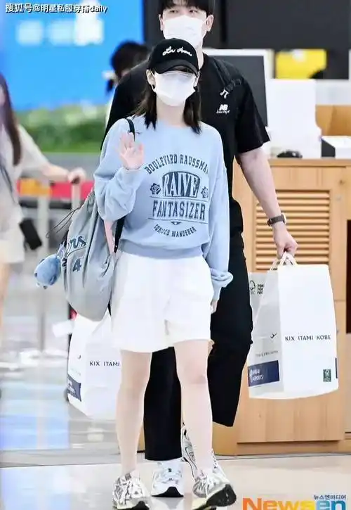 韩国女星iu带火了一种蓝白穿搭,叫"运动卫衣 短裤",清新简约
