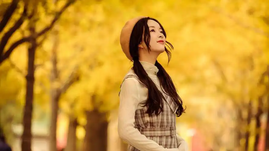 秋色正浓佳丽3440x1440美女壁纸