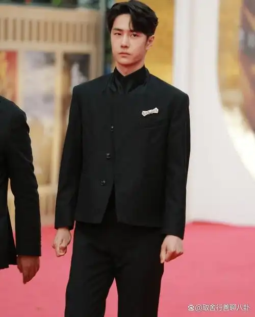 易烊千玺1日3次走红毯,张天爱撞在吴磊身上,王一博裤子疑似开线