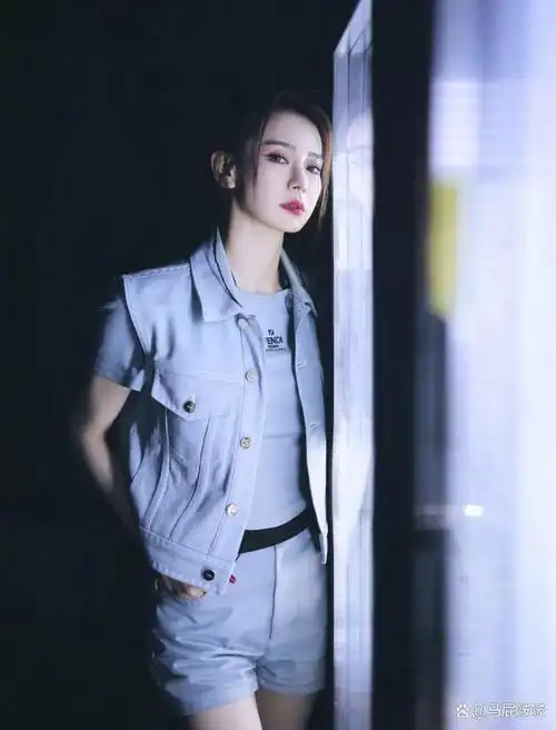 袁娅维[gf]25b6[/gf] 39岁,湖南怀化人,身高162cm,体重48kg袁娅维2012