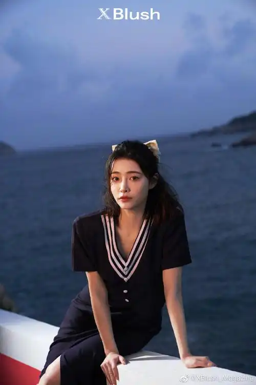 许佳琪生日刊大片正式上线无论海边度假风,还是居家风格,还是水手服