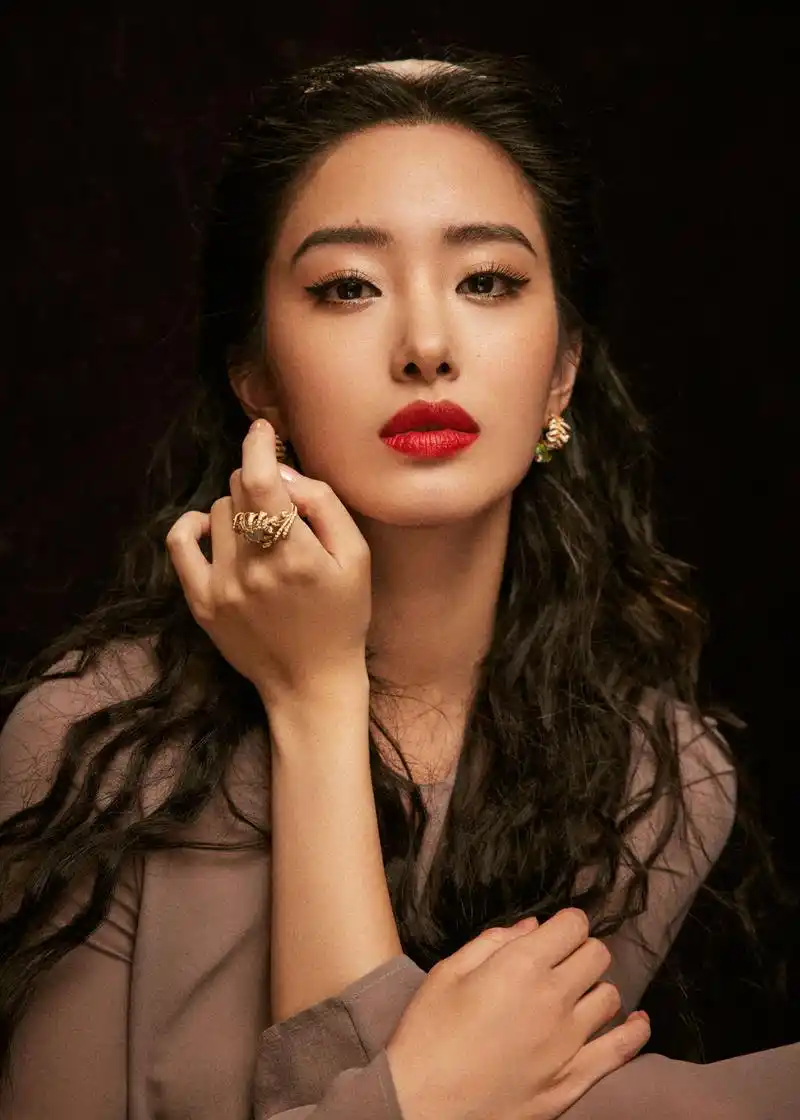 美女图——中国内地性感女星杨采钰