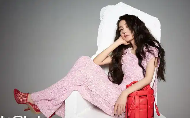 杨幂四登优家画报封面慵懒的羊毛卷造型飒爽又温柔