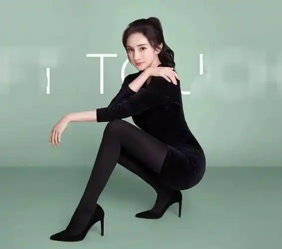 这不近日网上又曝光了一组杨幂为新代言品牌拍摄的最新广告大片,真实