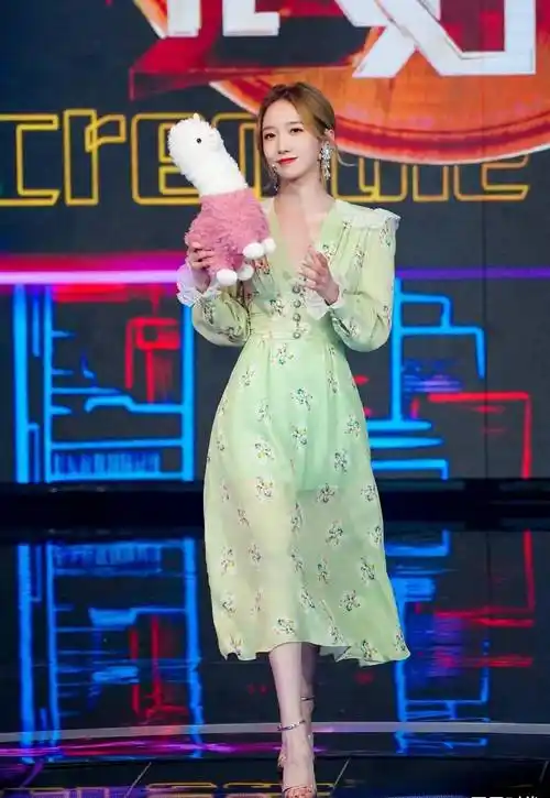 原创孟美岐风格大转变穿牛油果小绿裙走名媛优雅风财阀千金味十足