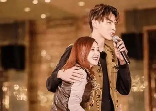 都说吴亦凡是出了名的绅士手但只是因为她们都不是赵丽颖