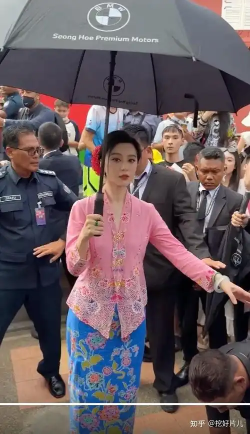 国外偶遇43岁范冰冰,穿粉色「娘惹服」参加活动,头戴簪花不俗气