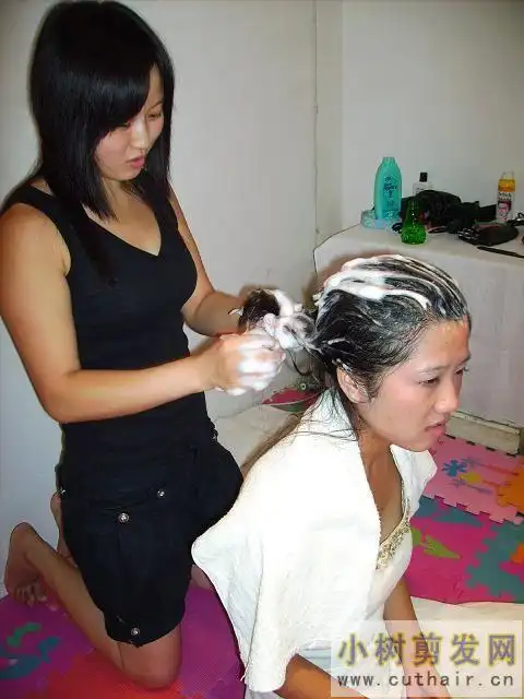 女生那好我现在就给你剃吧先给你洗头