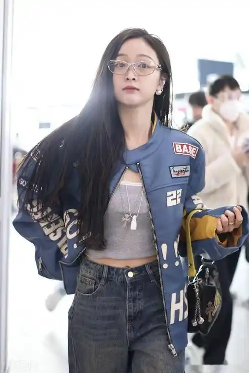 吴宣仪现身北京机场,身穿印花皮衣帅气可爱