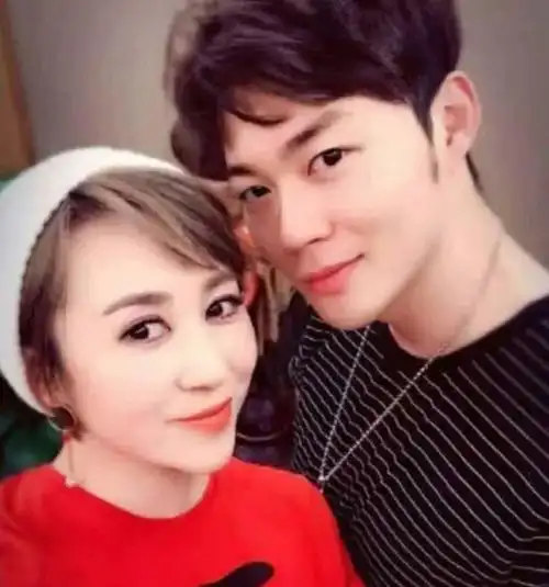 6737岁马丽隐婚两年当曝光老公照片原来是娱乐圈小11岁的他