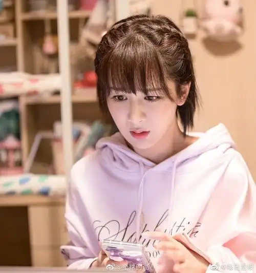 杨紫的编发造型算是很接地气了简单的两侧麻花辫